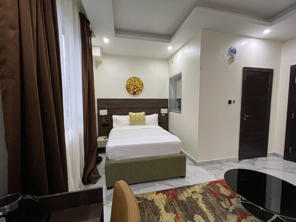 Pillowtop beds, in-room safe, desk, laptop workspace