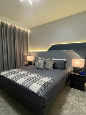 4 dormitorios, tabla de planchar con plancha, cuna de viaje