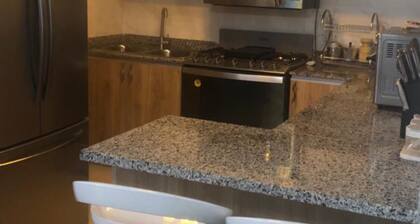 Chic Apt with Pool near Nightlife & Supermarkets