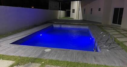 Chic Apt with Pool near Nightlife & Supermarkets