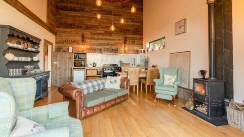 Outshot Barn - sleeps 4 guests in 2 bedrooms, Hay-on-Wye