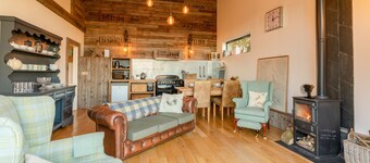 Outshot Barn - sleeps 4 guests in 2 bedrooms, Hay-on-Wye