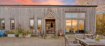 Outshot Barn - sleeps 4 guests in 2 bedrooms, Hay-on-Wye