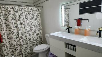 Dusche, Haartrockner, Handtücher, Seife