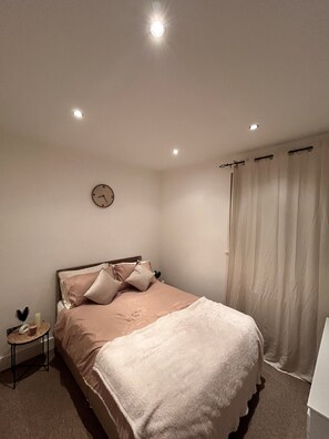 2 chambres, fer et planche à repasser, Wi-Fi gratuit, draps fournis