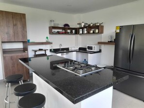 Microwave, stovetop, dishwasher - Kairos Finca de lujo en Sopetrán con piscina, jacuzzi, ¡deck con hermosa vista! (Sopetrán)