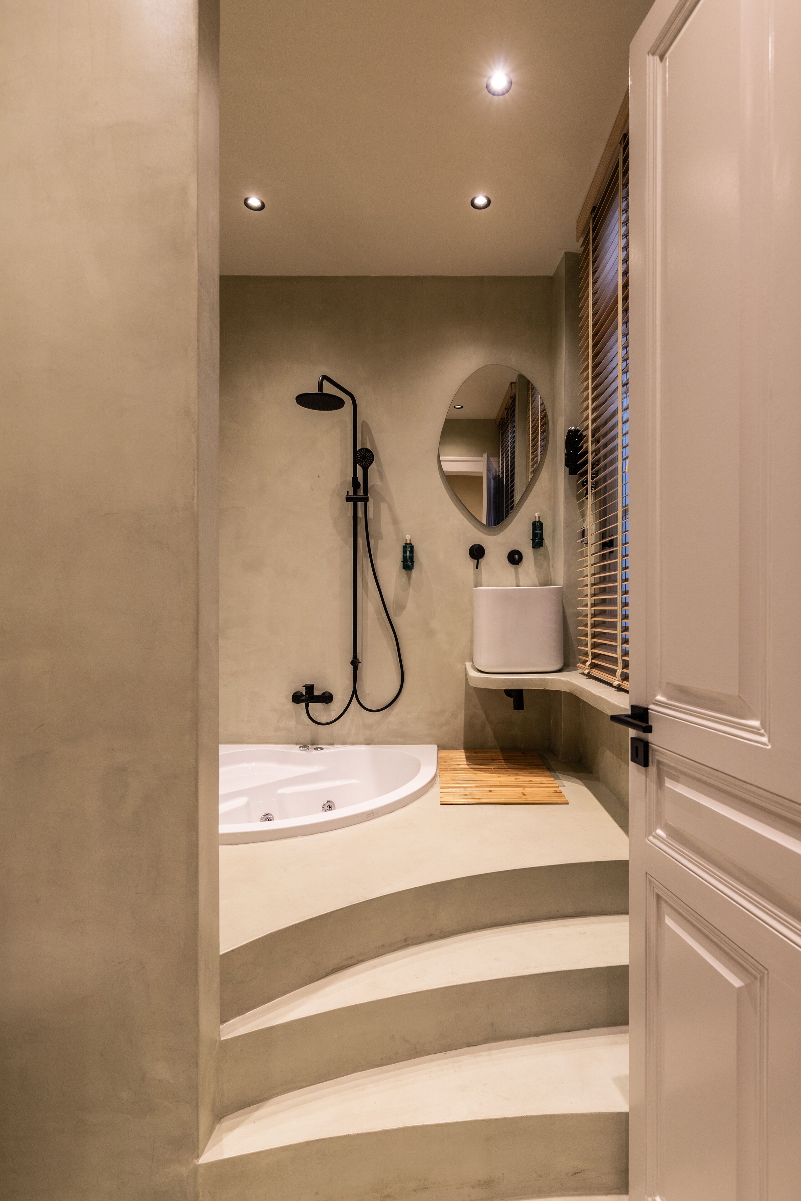 Jamaica | Bathroom | Hair dryer, slippers, towels