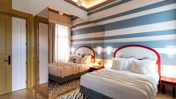 Minibar, caja de seguridad en la habitación y decoración personalizada