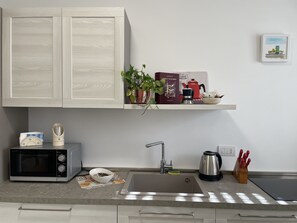 Refrigerador, microondas, parrilla de estufa y cafetera y tetera 