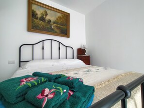 1 habitación, tabla de planchar con plancha y cuna de viaje 