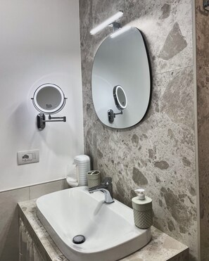 Articoli per l'igiene personale ecosostenibili, asciugacapelli, bidet