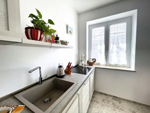 Kylskåp, mikrovågsugn, spishäll och kaffe- och tebryggare