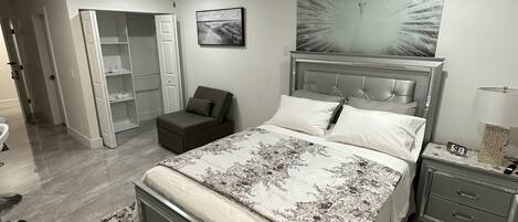 1 室のベッドルーム、アイロン / アイロン台、WiFi (無料)、ベッドシーツ