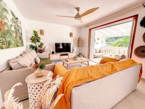 TV - Dolce Riviera Beach Access Pool View 2 Bedrooms (Anse Marcel)