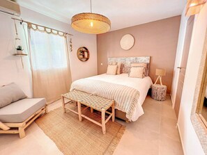 2 habitaciones, escritorio y tabla de planchar con plancha