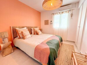 2 Schlafzimmer, Schreibtisch, Bügeleisen/Bügelbrett, Reisekinderbett