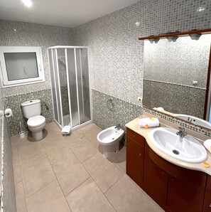Dusche, Haartrockner, Bidet, Handtücher
