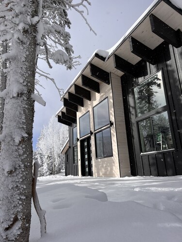 Chalet Black: Modern Ski Resort Haven in Wooded Paradise! 4 queen beds