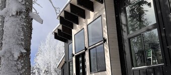 Chalet Black: Modern Ski Resort Haven in Wooded Paradise! 4 queen beds