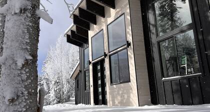 Chalet Black: Modern Ski Resort Haven in Wooded Paradise! 4 queen beds