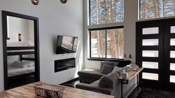 Smart TV, fireplace, stereo
