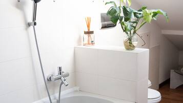 Douche, sĂšche-cheveux, bidet, serviettes fournies