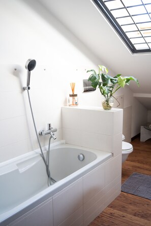 Douche, sèche-cheveux, bidet, serviettes fournies