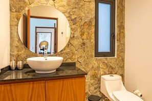 Condo de lujo | Baño | Regadera, regadera tipo lluvia, secadora de cabello, toallas