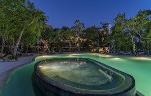 Una piscina al aire libre