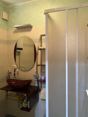 Shower, hair dryer, bidet, towels - Domus romae esquilini (Roma)