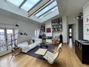Smart TV, fireplace, books, stereo - Stunning Penthouse in the Marais (Paris)