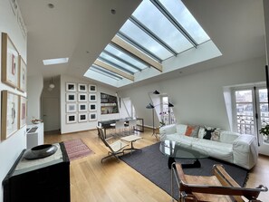 Smart TV, fireplace, books, stereo - Stunning Penthouse in the Marais (Paris)