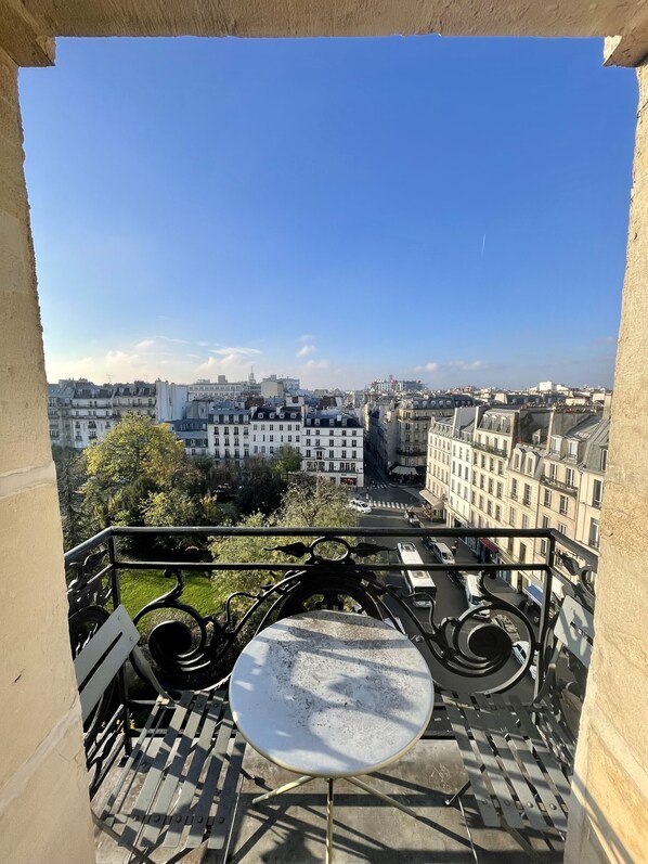 Outdoor dining - Stunning Penthouse in the Marais (Paris)