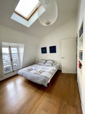 3 bedrooms, desk, iron/ironing board, free WiFi - Stunning Penthouse in the Marais (Paris)