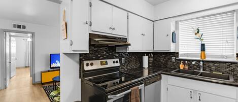 Fridge, oven, stovetop, coffee/tea maker