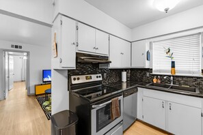 Fridge, oven, stovetop, coffee/tea maker - Cozy 1BD Space - Walkable to lively neighborhoods (Dallas)