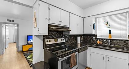 Cozy 1BD Space - Walkable to lively neighborhoods