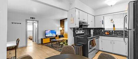 Fridge, oven, stovetop, coffee/tea maker