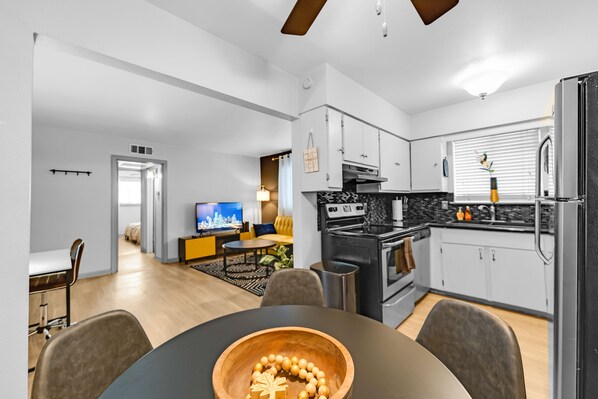 Fridge, oven, stovetop, coffee/tea maker - Cozy 1BD Space - Walkable to lively neighborhoods (Dallas)