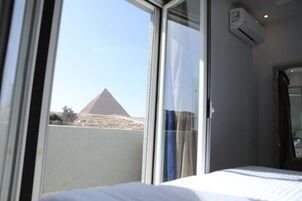 Deluxe Double Room With Panoramic Pyramids View | Hypo-allergenic bedding, minibar, in-room safe, desk