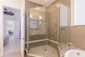 Ducha, bañera de hidromasaje y toallas