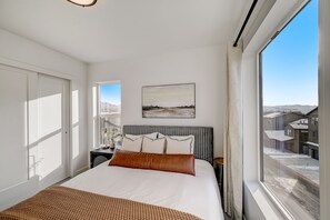 4 bedrooms, desk, iron/ironing board, travel crib - Sleeps 10, fast wi-fi, near Snowbasin - Beautiful, spacious, and charming! (Mountain Green)