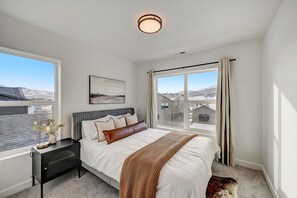 4 habitaciones, escritorio y tabla de planchar con plancha 