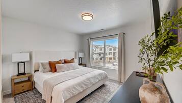 4 soverom, skrivebord, strykejern/-brett og reiseseng for barn