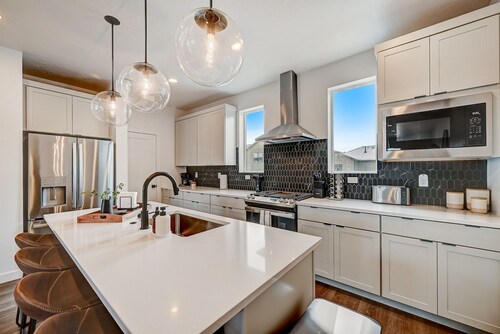 Sleeps 10, fast wi-fi, near Snowbasin - Beautiful, spacious, and charming!
