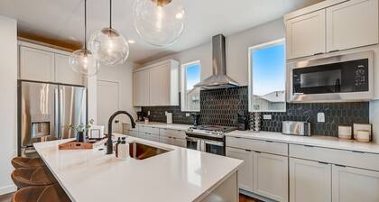 Sleeps 10, fast wi-fi, near Snowbasin - Beautiful, spacious, and charming!