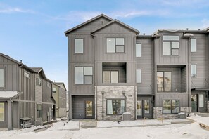 Exterior - Sleeps 10, fast wi-fi, near Snowbasin - Beautiful, spacious, and charming! (Mountain Green)