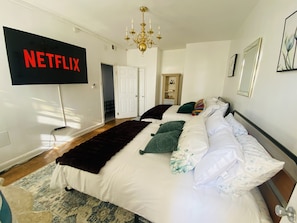 2 bedrooms, desk, iron/ironing board, free WiFi - 2 Bedrooms at the heart of the City! Sun Filled & Comfortable! (Washington DC)