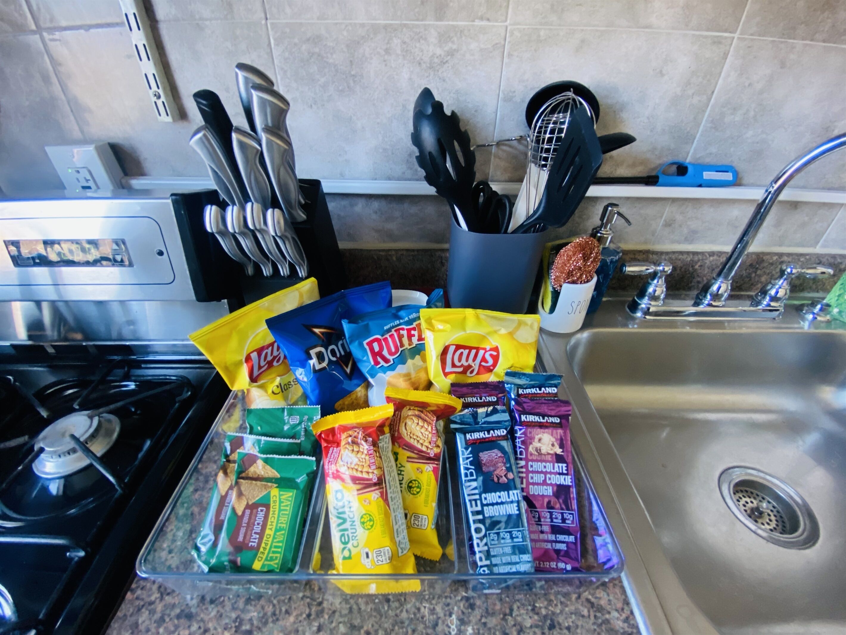 冷蔵庫、電子レンジ、オーブン、コンロ