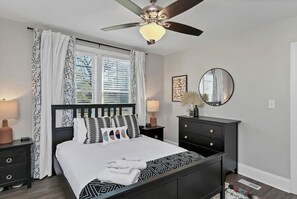 2 habitaciones, escritorio y tabla de planchar con plancha